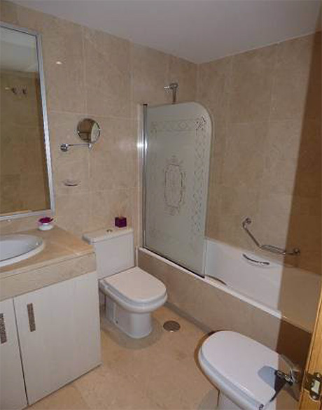 2 bed ground floor apartment for sale | Granados de cabopino bathroom